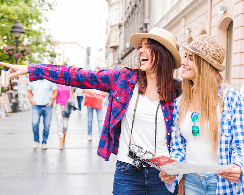 Dicas para Viajar e se Comunicar em Espanhol como um Pro Viajar para destinos de língua espanhola pode ser uma experiência incrível, mas para realmente aproveitá-la ao máximo, é essencial ter algumas noções de espanhol. Nesta postagem, vamos compartilhar dicas valiosas para ajudá-lo a adquirir as habilidades necessárias para se comunicar eficazmente em espanhol durante suas viagens.
Vamos explorar tópicos como cumprimentar os habitantes locais, fazer pedidos em restaurantes e compreender as nuances culturais que tornarão sua experiência de viagem mais rica e significativa. Além disso, você descobrirá como a língua espanhola pode enriquecer suas viagens, permitindo que você mergulhe na cultura local de uma maneira única. Prepare-se para a sua próxima aventura com confiança!